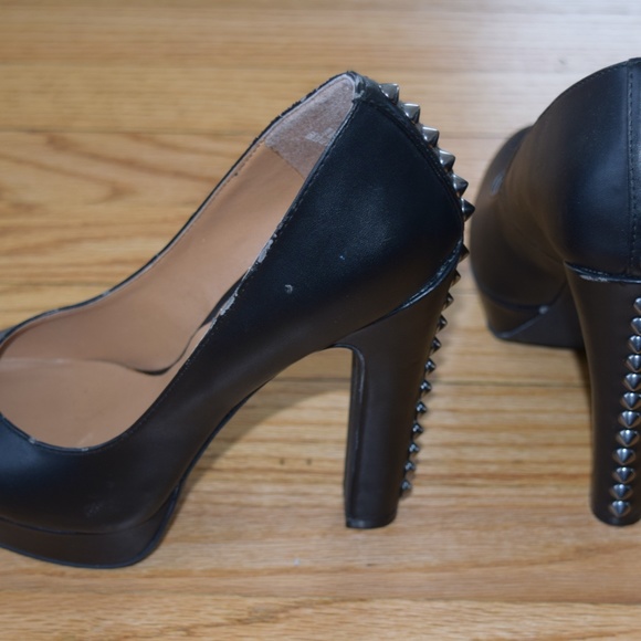 Women's Cosmopolitan Black Studded High Heel Pump Size 8.5 - Picture 5 of 6
